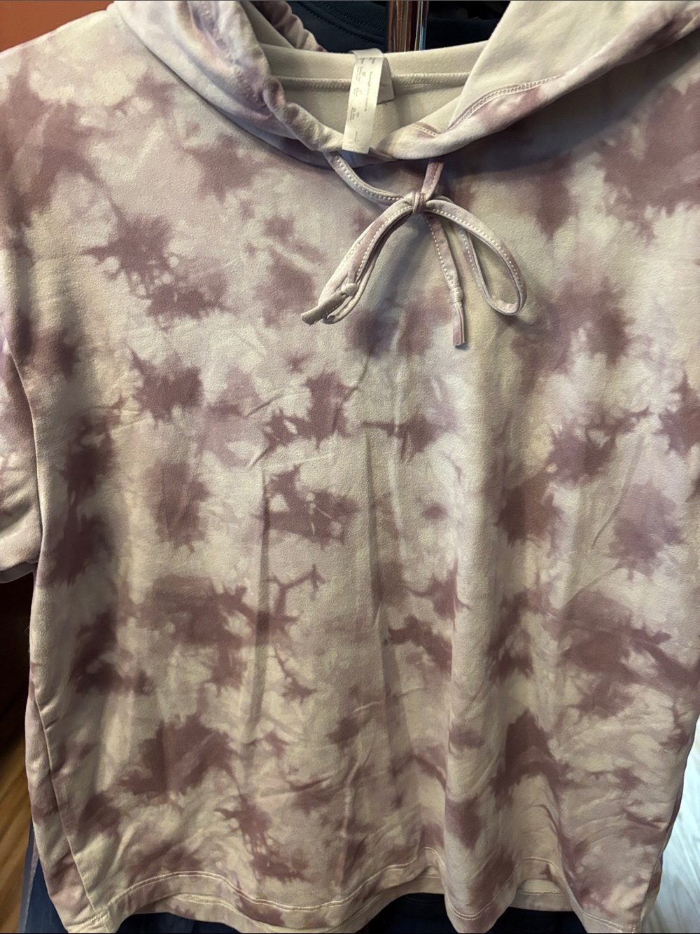 Short-Sleeve Tie-Dye Hoodie in Mauve and Beige